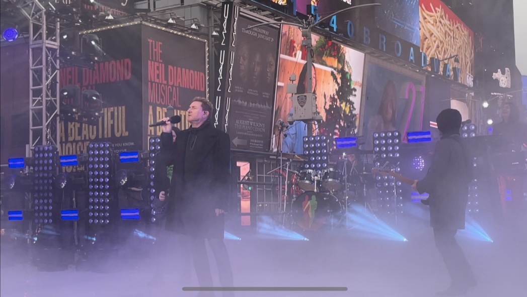 SIR_USA's tweet photo. We brought in the new year with a star-studded line-up! Our NY office provided backline & technicians for @duranduran, @NewEdition, JVKE, @Jax, & @chelseacutler on @ABCnetwork’s New Year’s Rockin' Eve.
#newyearsrockineve #backline #studioinstrumentrentals #sirusa #sirny #newyork https://t.co/tp9FeJENmQ