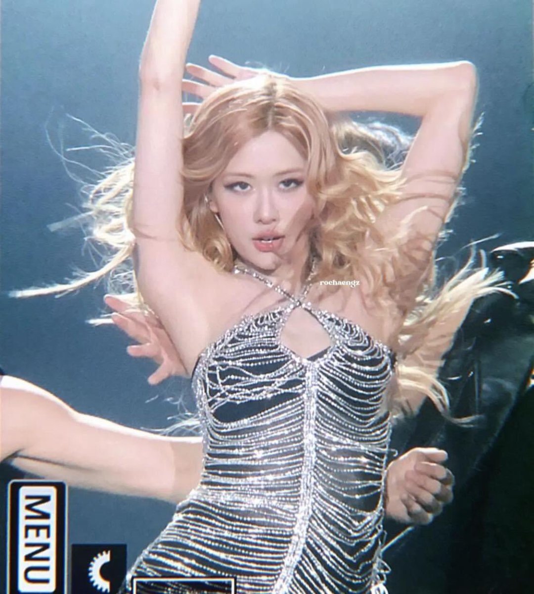 BLACKPINKMX1's tweet photo. #ROSÉ continúa siendo tema de conversación por los internautas &amp; fans desde su presentación en la última noche en Hong Kong, donde se mostró radiante dejando a todos IMPACTADOS por su visual, presencia y desenvolviendo en el escenario✨ 

#BLACKPINKMÉXICO #BLACKPINK https://t.co/twrlBTlRjV