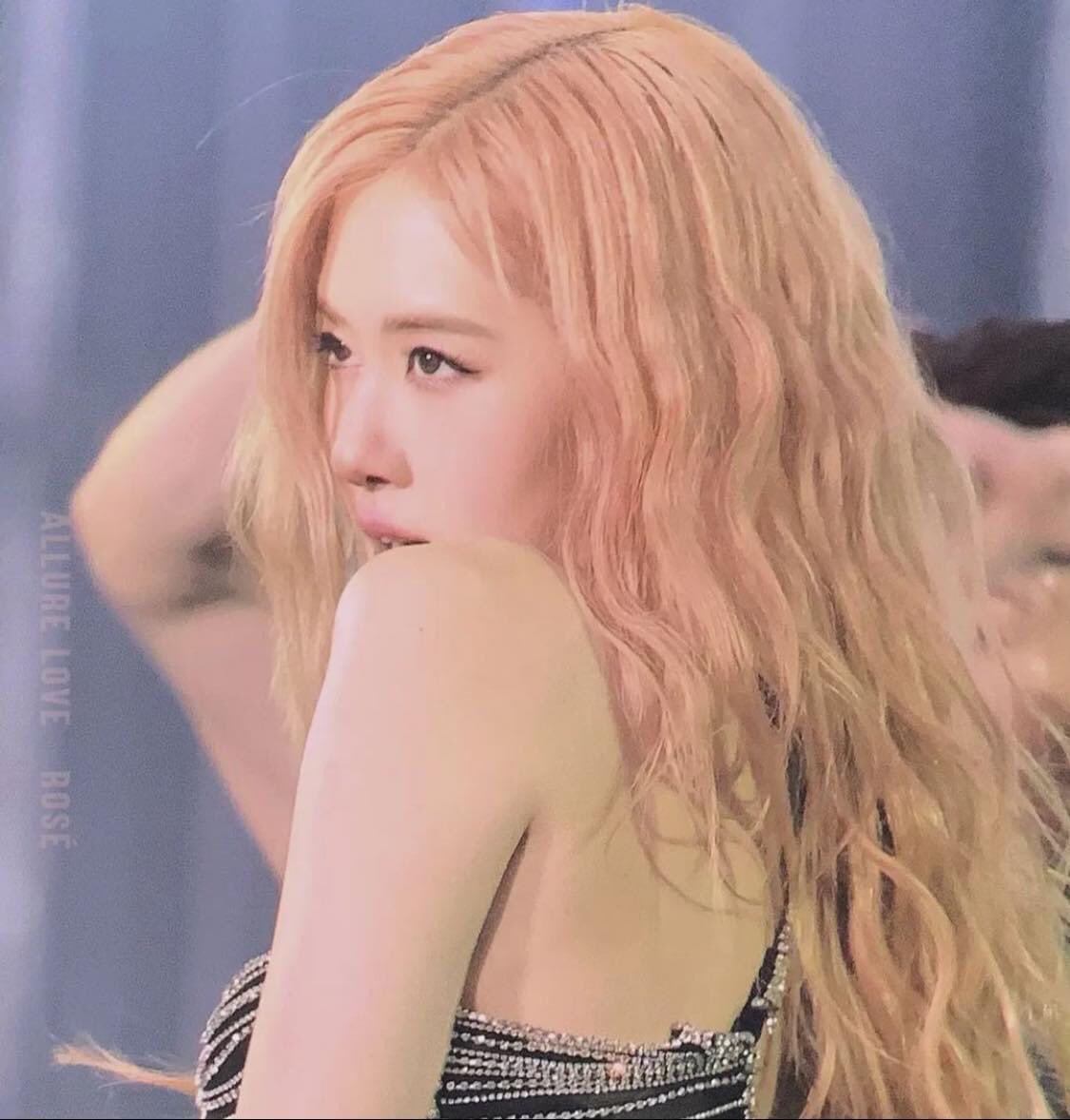 BLACKPINKMX1's tweet photo. #ROSÉ continúa siendo tema de conversación por los internautas &amp; fans desde su presentación en la última noche en Hong Kong, donde se mostró radiante dejando a todos IMPACTADOS por su visual, presencia y desenvolviendo en el escenario✨ 

#BLACKPINKMÉXICO #BLACKPINK https://t.co/twrlBTlRjV