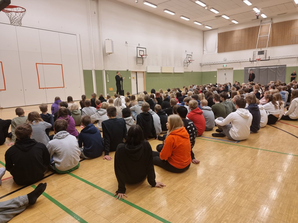 Tupa täynnä! 🥳👏 <a href="/terapeuttiville/">terapeuttiville</a> kävi tänään <a href="/NaantaliK/">Naantalin kaupunki</a> pitämässä kolme luentoa aiheesta - miten jaksan paremmin! 🤩 ISO KIITOS <a href="/ForsblomToni/">Toni Forsblom</a> kun mahdollistit meille naantalilaisille upeat luennot ja SUPER KIITOS <a href="/terapeuttiville/">terapeuttiville</a> - huigee päivä. 🙏👊😉 #naantali #mielenterveys