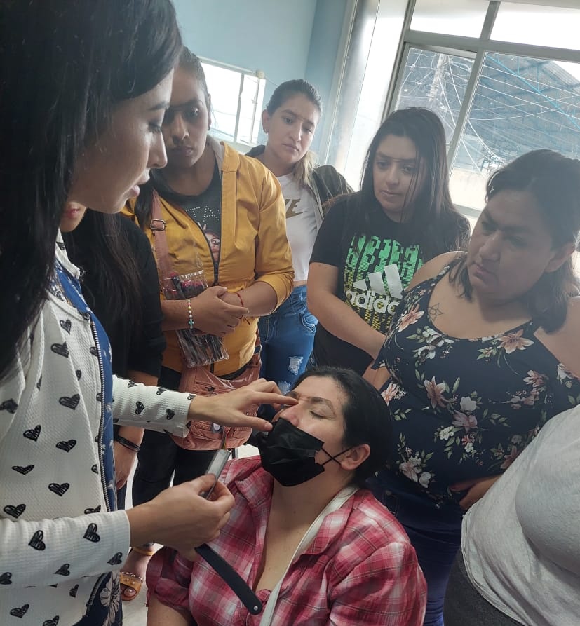 Con el fin de generar espacios que motiven la empleabilidad @InclusionEc en #Calvas capacita a 30 usuarias del Crédito de Desarrollo Humano y Servicios #MIES en el primer taller teórico-práctico de maquillaje.