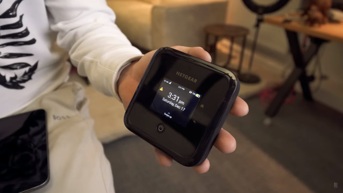NETGEAR_UKI's tweet photo. In his latest video, @TechFlowTweets uses the Nighthawk M5 Mobile Router to test the capabilities of 5G!
Check out the full video: https://t.co/t3yaR6DtUV
#5G #WiFi6 #MobileWiFi #RemoteWork #zoom #videocalling #videoconference #WiFi #mobileoffice #mobileofficelife https://t.co/zygeD8zze1