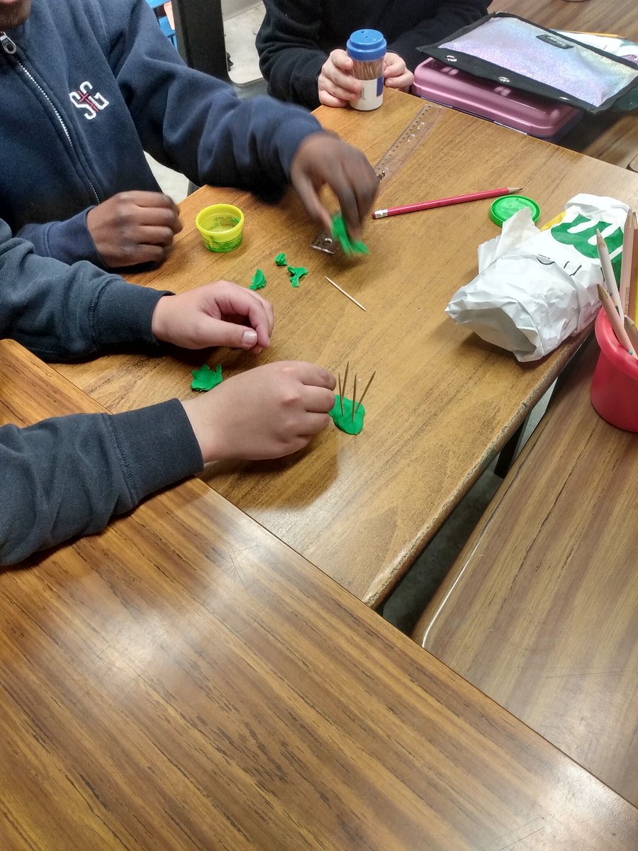 Grade 3's working on making a strong and stable structure. What materials work best? <a href="/ms_amodeo/">Ms Amodeo (she/her)</a> <a href="/StGregoryHCDSB/">St. Gregory</a> #thestgregoryway