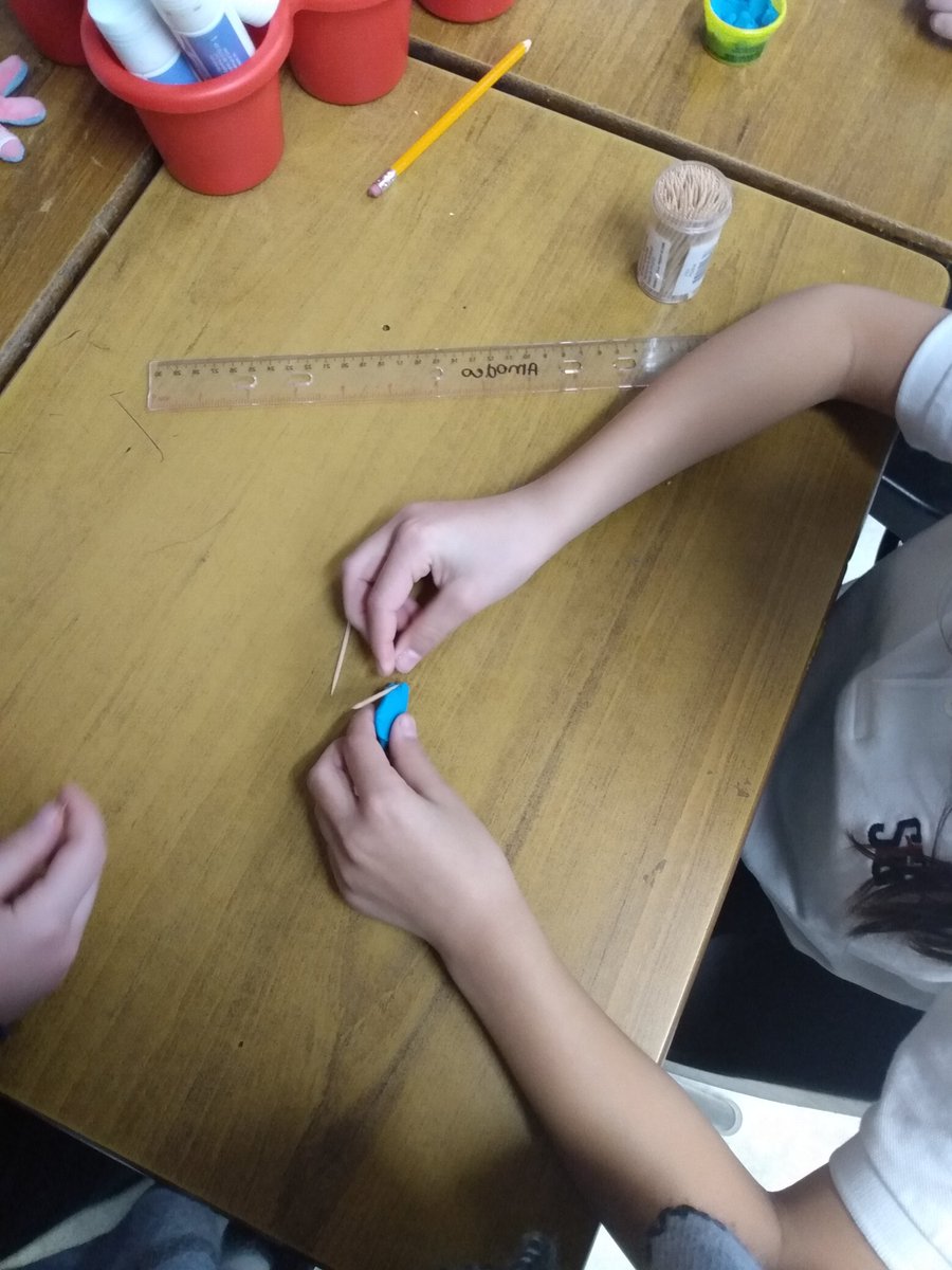 RosinaThompson3's tweet photo. Grade 3's working on making a strong and stable structure. What materials work best? @ms_amodeo @StGregoryHCDSB #thestgregoryway https://t.co/Ad4GxSGOzB
