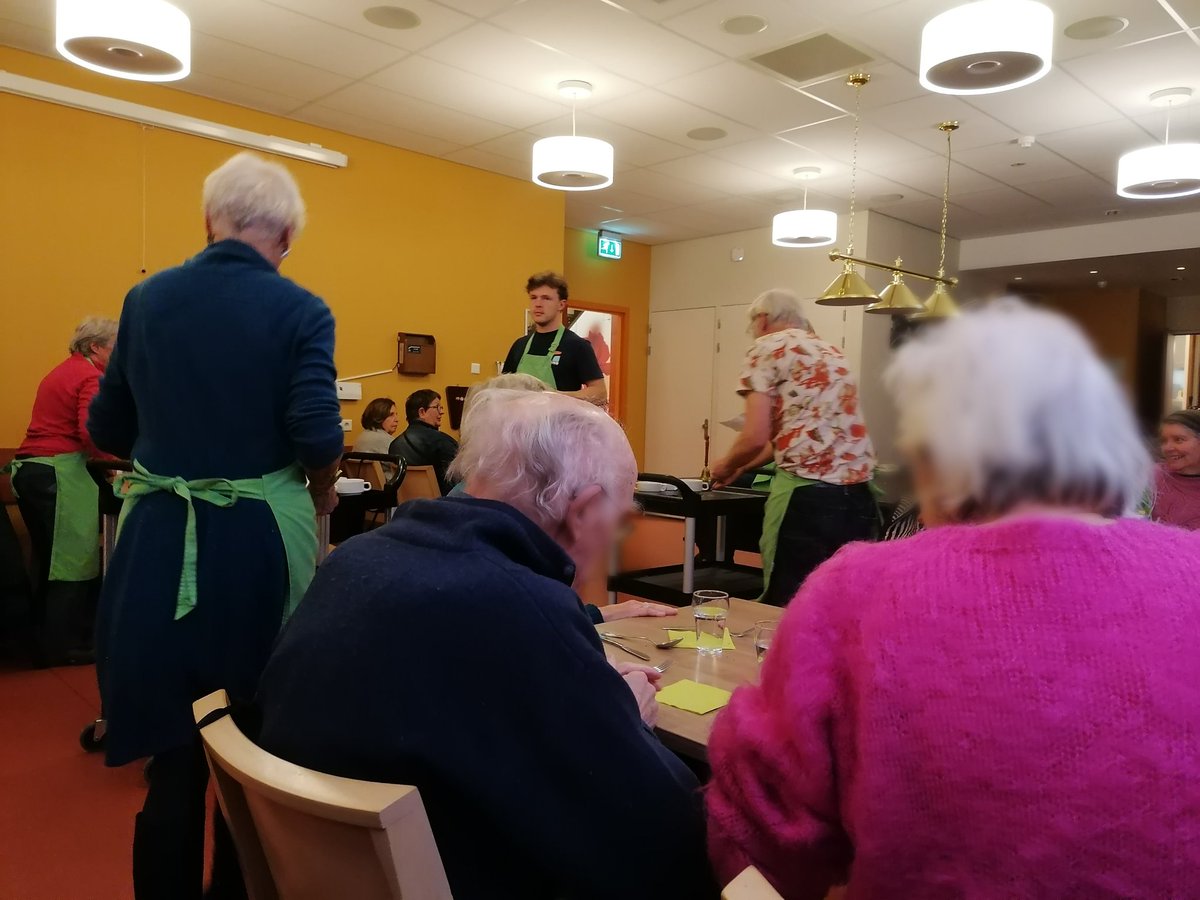 Elke dinsdag in wijkcentrum 't Hert driegangenmenu voor €8,- bij vanTuintotBord.nl #willemskwartier #nijmegen Aanmelden op website. Vandaag Winterknollensoep met pastinaak en knolselderij. 
Frittata van venkel met brie, geserveerd met frisse andijviesalade. Appelpunt toe.