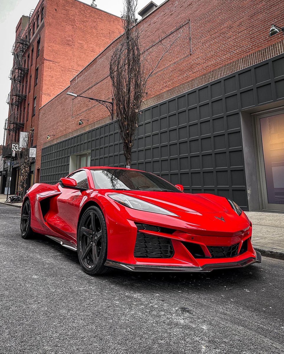 gabeflorido's tweet photo. @chevrolet invited me to see the New Corvette E-Ray! The first-ever electrified AWD #Corvette with 655hp! #ERay #eAWD https://t.co/Za67gq05M2