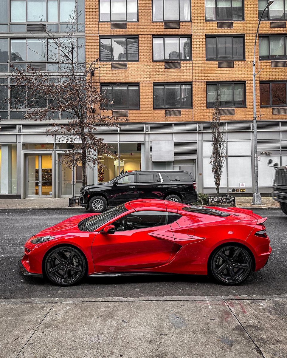 gabeflorido's tweet photo. @chevrolet invited me to see the New Corvette E-Ray! The first-ever electrified AWD #Corvette with 655hp! #ERay #eAWD https://t.co/Za67gq05M2