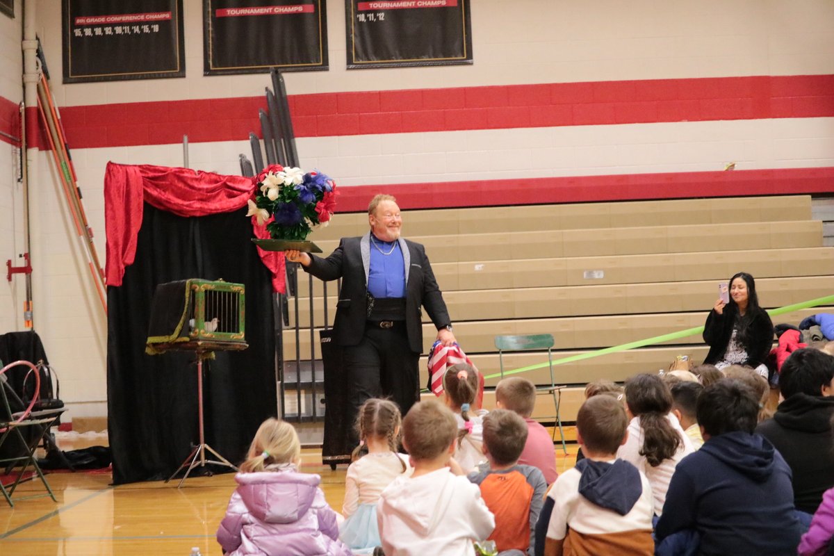 Our EL team organized another successful meeting of the District’s Bilingual Parent Advisory Council (BPAC) this month at Palos South. The night included information sessions in English, Arabic, Polish, and Spanish about upcoming ACCESS testing, and a magic show for families.