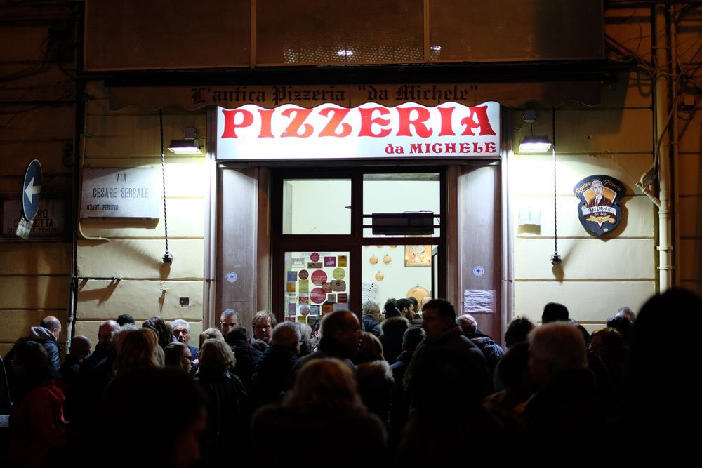 People wait in queue day and night for pizza at L'Antica Pizzeria da Michele in Napoli. Well, they are now opening a branch in Prishtina, courtesy of <a href="/brukiqi/">Berat Rukiqi</a>. 🇮🇹🍕🇽🇰