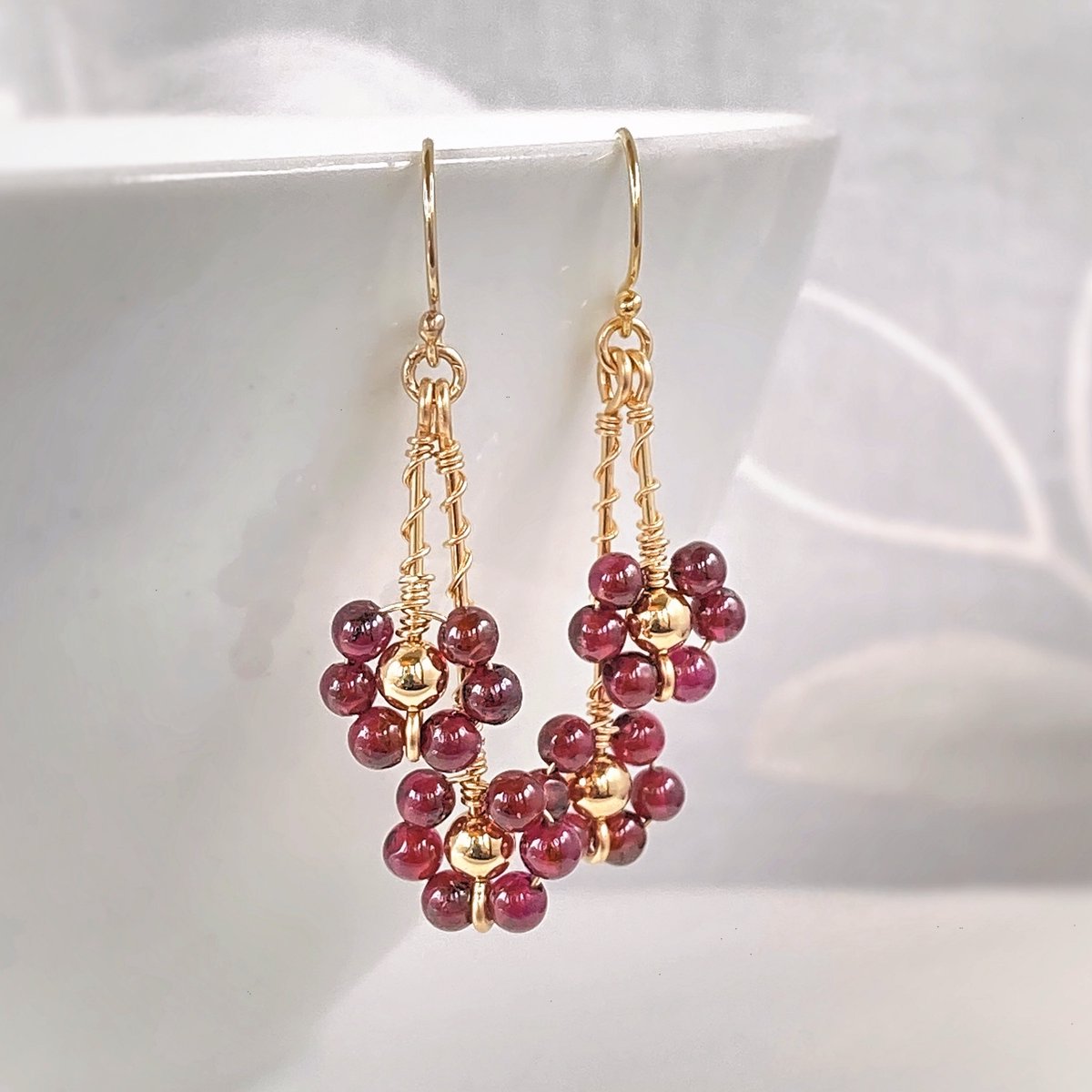 Lovely pair of #GarnetEarrings with #14K #GoldFilled wire wrapped red garnets and gold filled beads, 1.75'L. 

etsy.com/listing/138108…

#JanuaryBirthstone #RedGarnets #14KGoldFilled #MariesGems #GiftsForHer #ShopSmall #Red GarnetEarrings #GarnetFlowers #FlowerEarrings