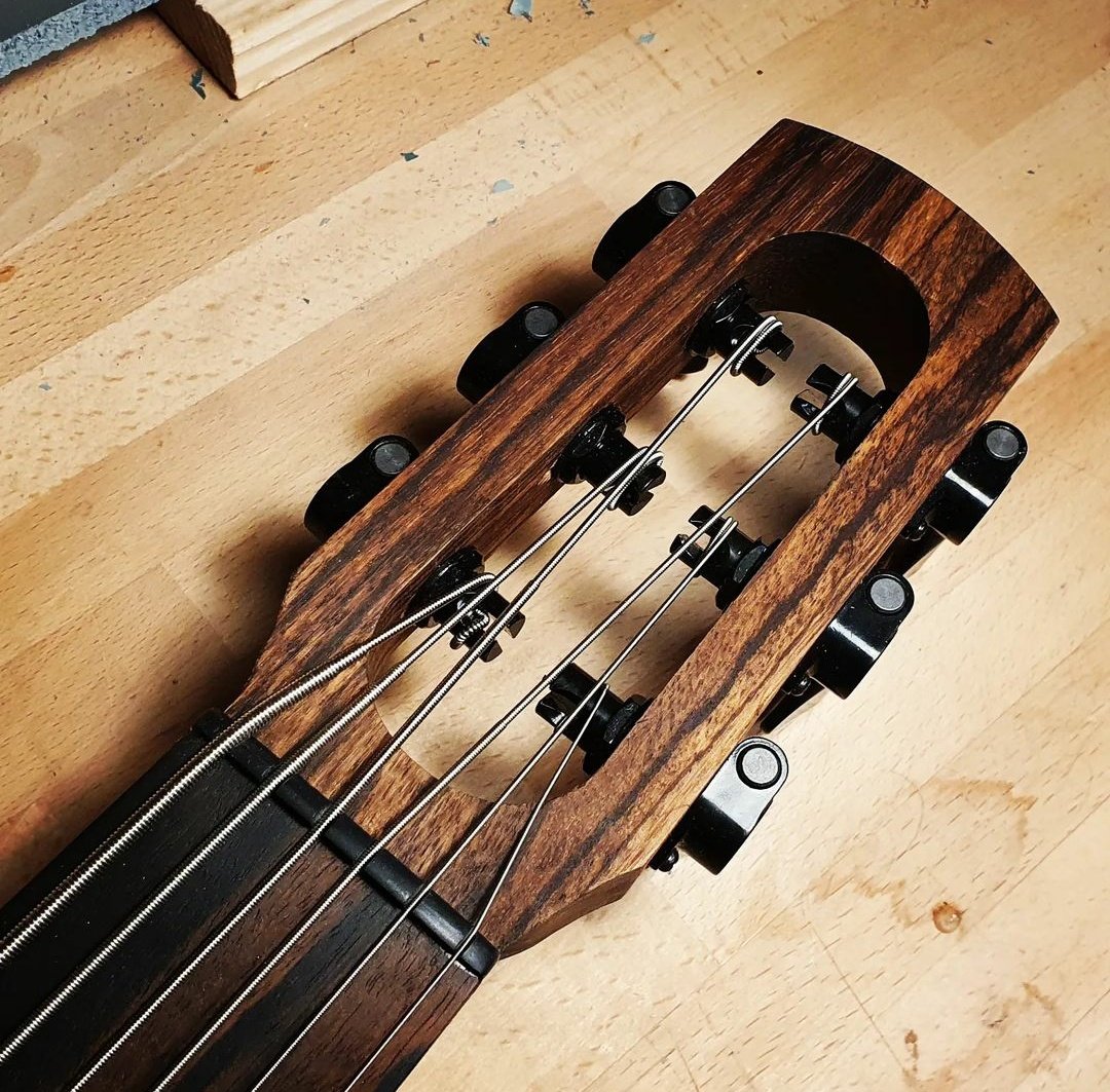 Say welcome to this majestic new bass guitar. 6 hellish strings, fretless. Do you like it? Made by Guitares Berdah.
- - -
#guitar #bass #crafting #guitarmaker #custom #music #fretless #weareExanimis #deathmetal