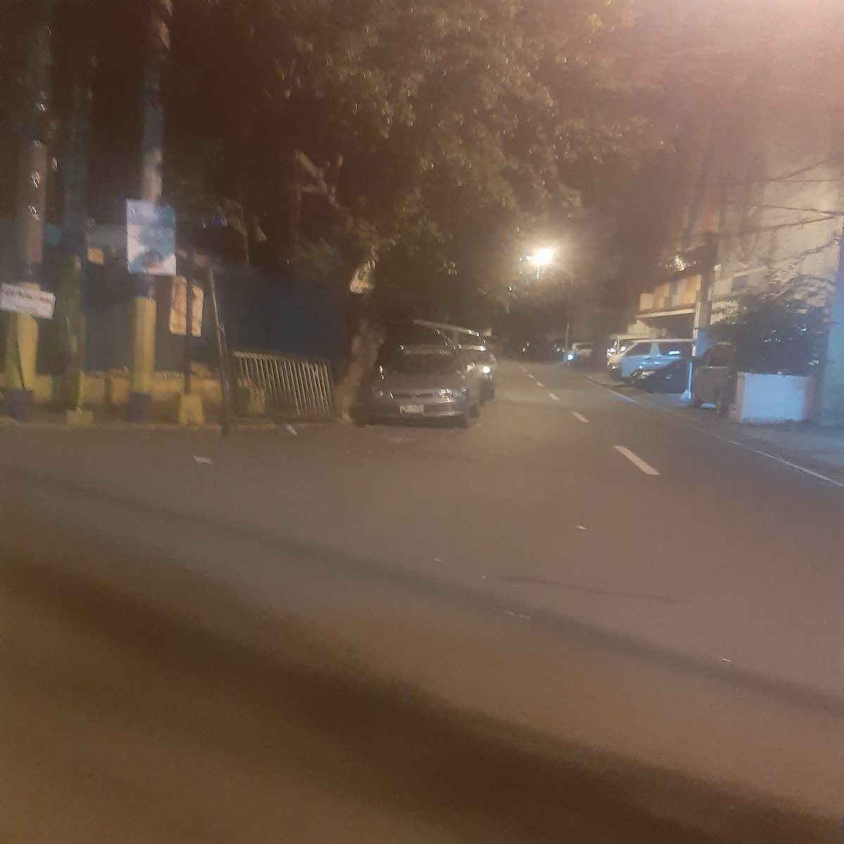 ArtLance3's tweet photo. Walk Stint 2.0

Beyond the gray car is a strech of around 150m dark parking lot... 
Hmm eto na ba ang successor ni Makasalanang OP?

#AlterBoni
#AlterMandaluyong https://t.co/lhvzn7vf61