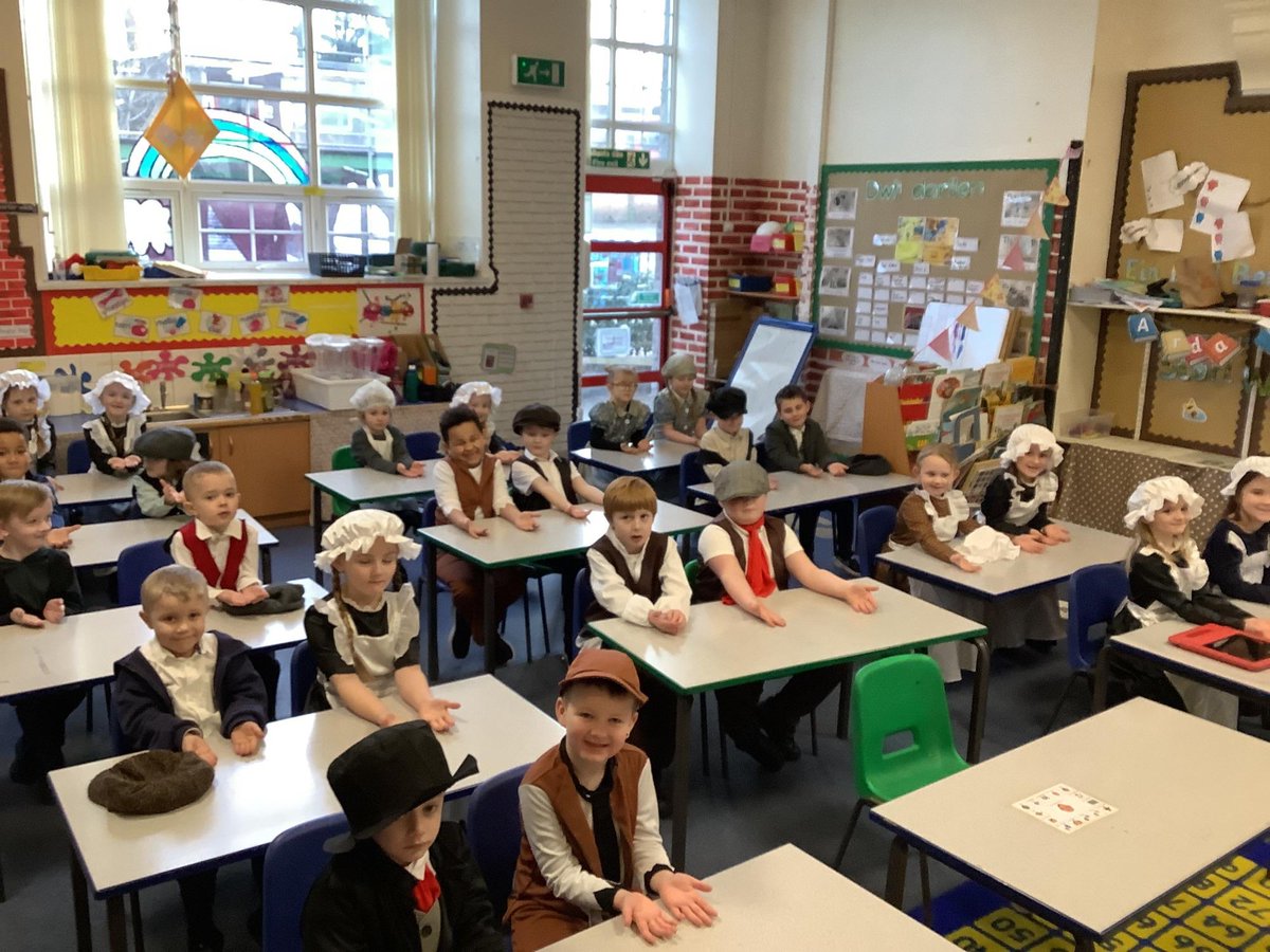 MrsYoungYBS's tweet photo. Profiad gwerthfawr a diddorol iawn gan yn y Tŷ Weindio yn dysgu am fywyd bob dydd yn Yr oes Victoria / Such a valuable and interesting experience @WindingH learning about everyday life during Victorian times @YsgolBroSannan @EAS_Humanities https://t.co/4cM03hwxaD