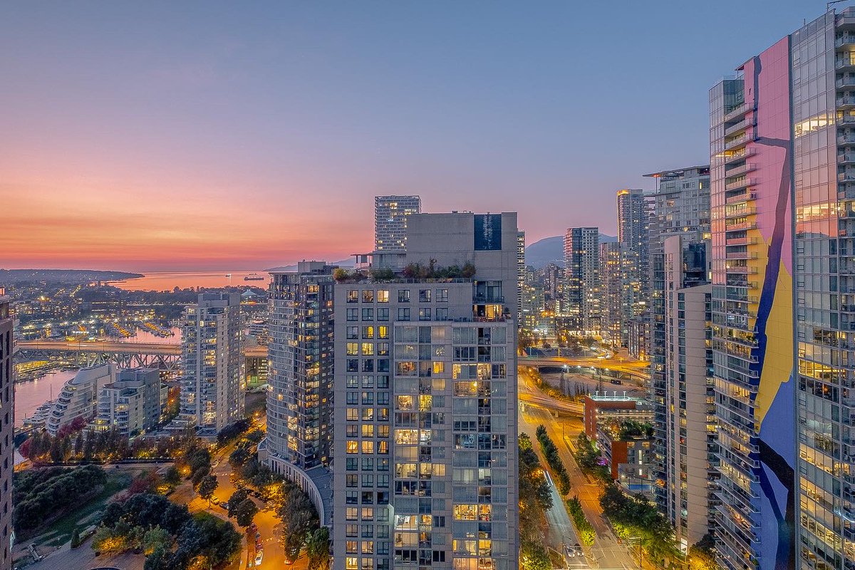 Leo_Wilk's tweet photo. FEATURE BUILDING: 
1408 Strathmore Mews, Vancouver
We recently sold a one bedroom suite in the building, Suite #3905 for one of the highest Price Per Sqft in the building: $1,337.90. West One is a high-rise condominium... https://t.co/qjNcguvxAT https://t.co/KmKNtZFkJw