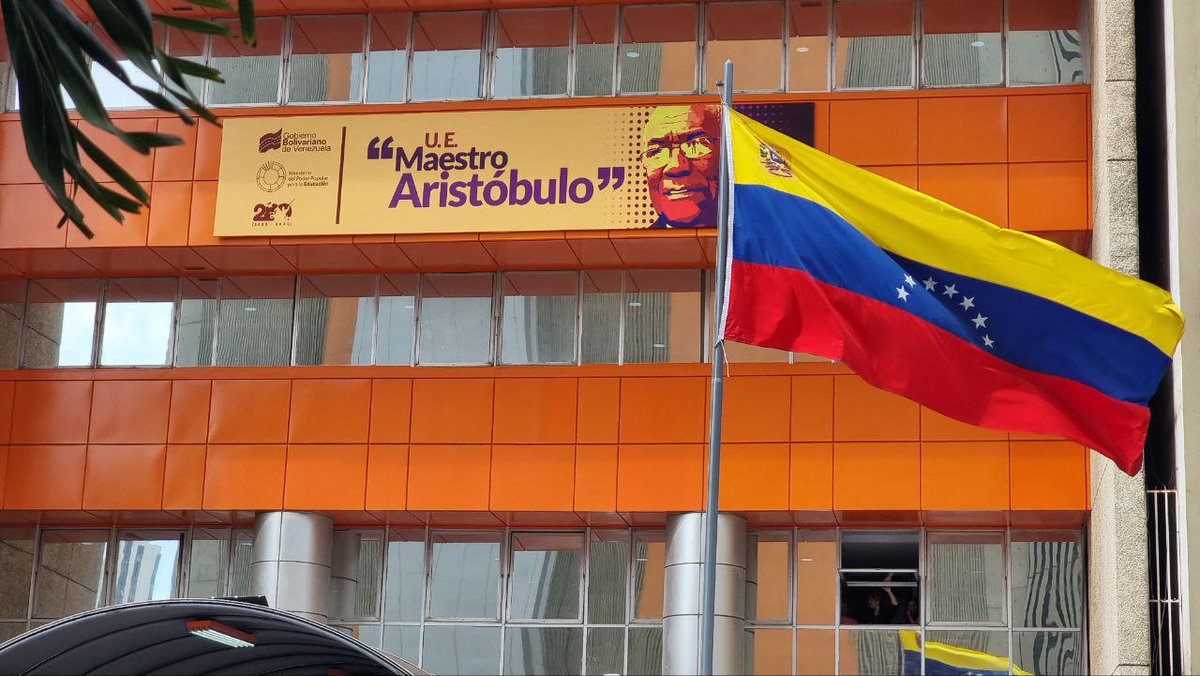 _LaAvanzadora's tweet photo. En memoria de mi gran amigo, camarada y líder revolucionario promotor de la educación gratuita y de calidad en el país, hemos inaugurado la U.E. Maestro Aristóbulo en la parroquia Altagracia.

@NicolasMaduro 
@MPPEDUCACION 
@gestionperfecta https://t.co/451SWOCBAl