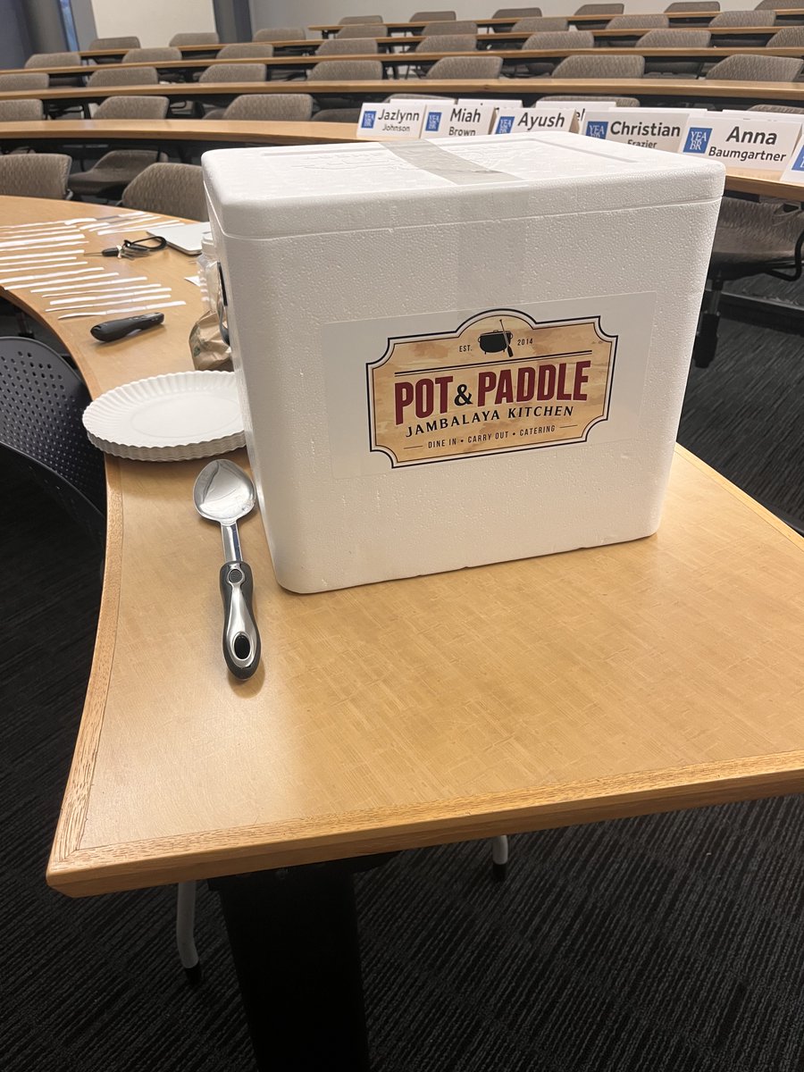 Week 14 saw our mentors provide invaluable feedback to our students on their business plans and our #studentceos also spent time practicing elevator pitches. We thank @PotandPaddle for a wonderful meal to keep our students engaged on this busy evening #studentceos
