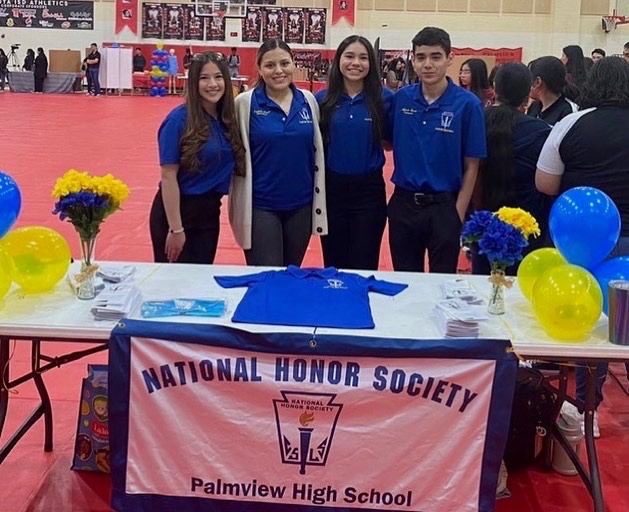PalmviewNHS's tweet photo. NHS officers welcoming our future freshman! Thank you to all middle schools who came and visited us📚 We hope to see you all in our NHS family 🤗✨ https://t.co/jRZEVa36Pu