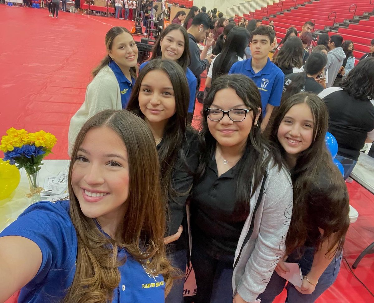 PalmviewNHS's tweet photo. NHS officers welcoming our future freshman! Thank you to all middle schools who came and visited us📚 We hope to see you all in our NHS family 🤗✨ https://t.co/jRZEVa36Pu