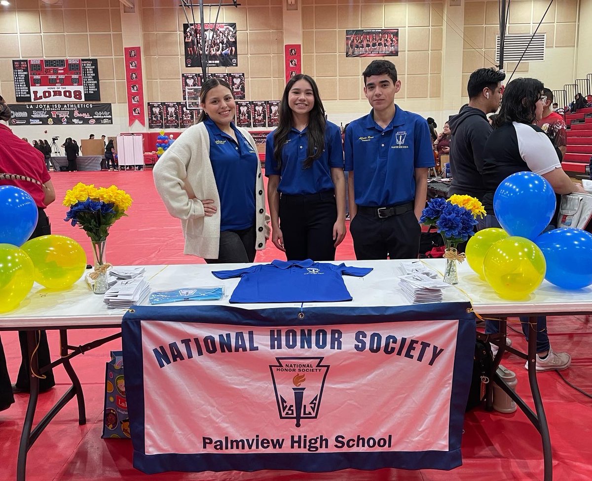 PalmviewNHS's tweet photo. NHS officers welcoming our future freshman! Thank you to all middle schools who came and visited us📚 We hope to see you all in our NHS family 🤗✨ https://t.co/jRZEVa36Pu