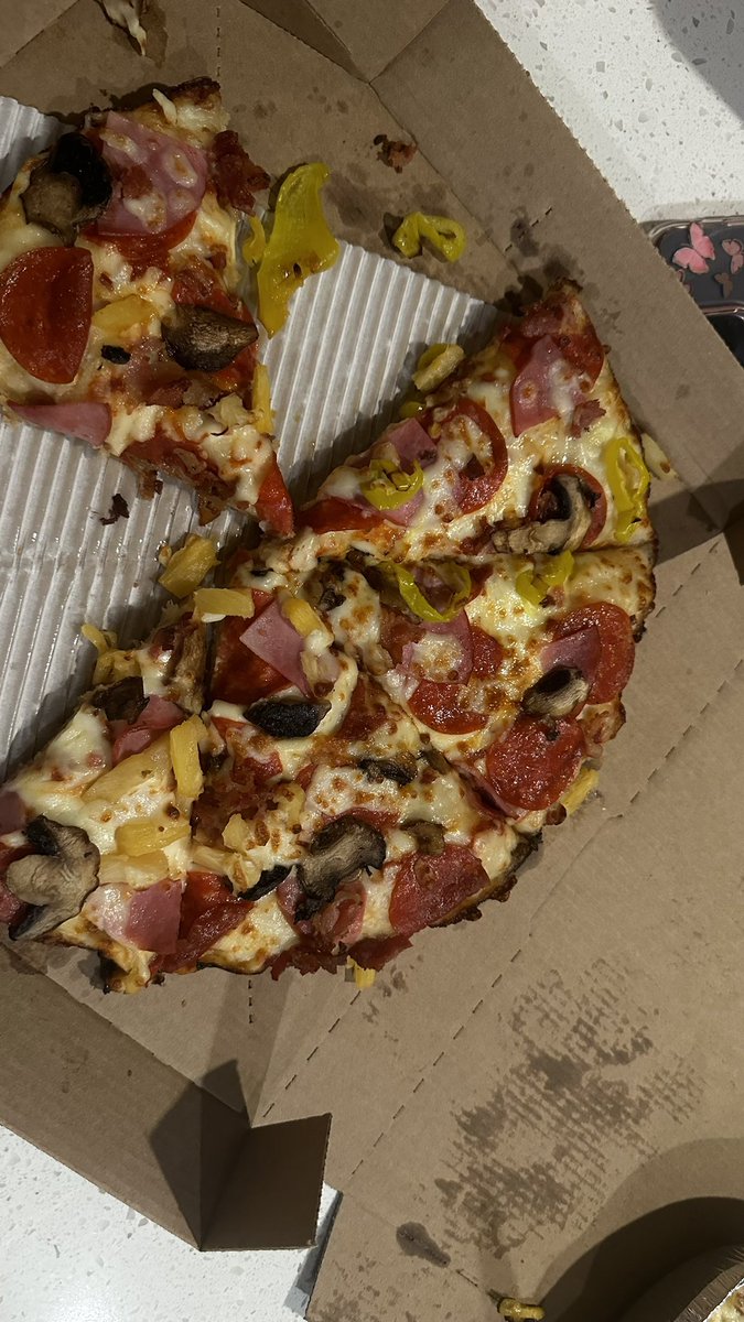 MatthewAllen75's tweet photo. @dominos not sure if they forgot the onions and green peppers or if the just slid off. https://t.co/RrM7SLpVA4