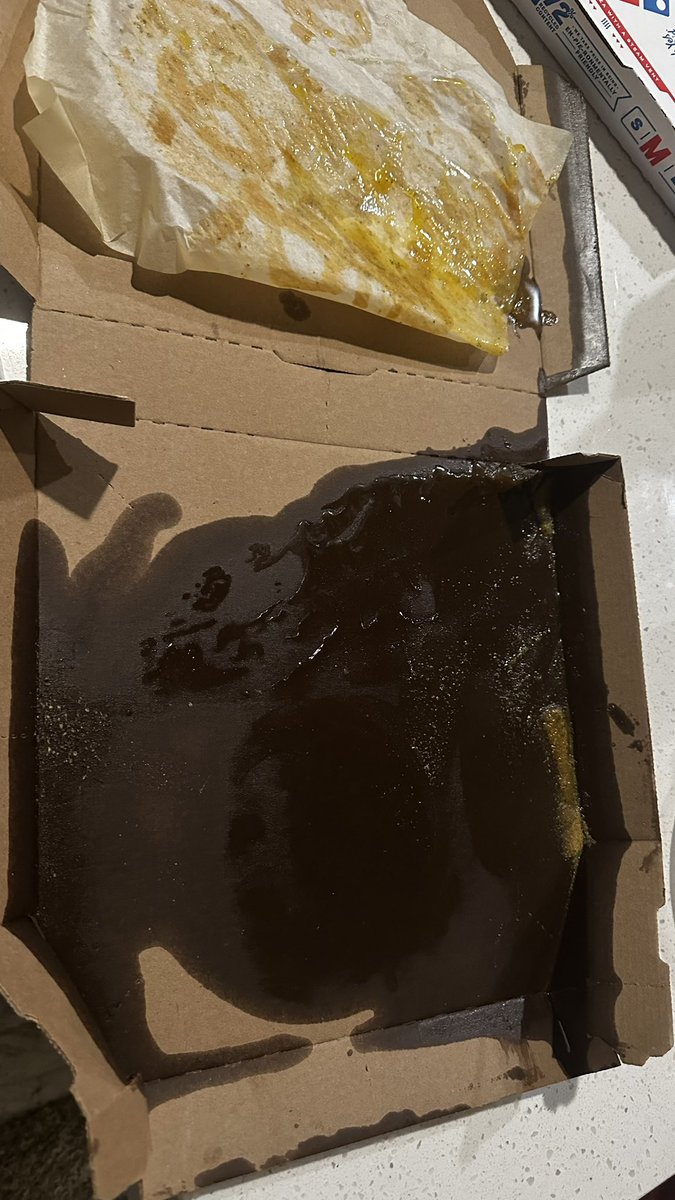 MatthewAllen75's tweet photo. @dominos not sure if they forgot the onions and green peppers or if the just slid off. https://t.co/RrM7SLpVA4