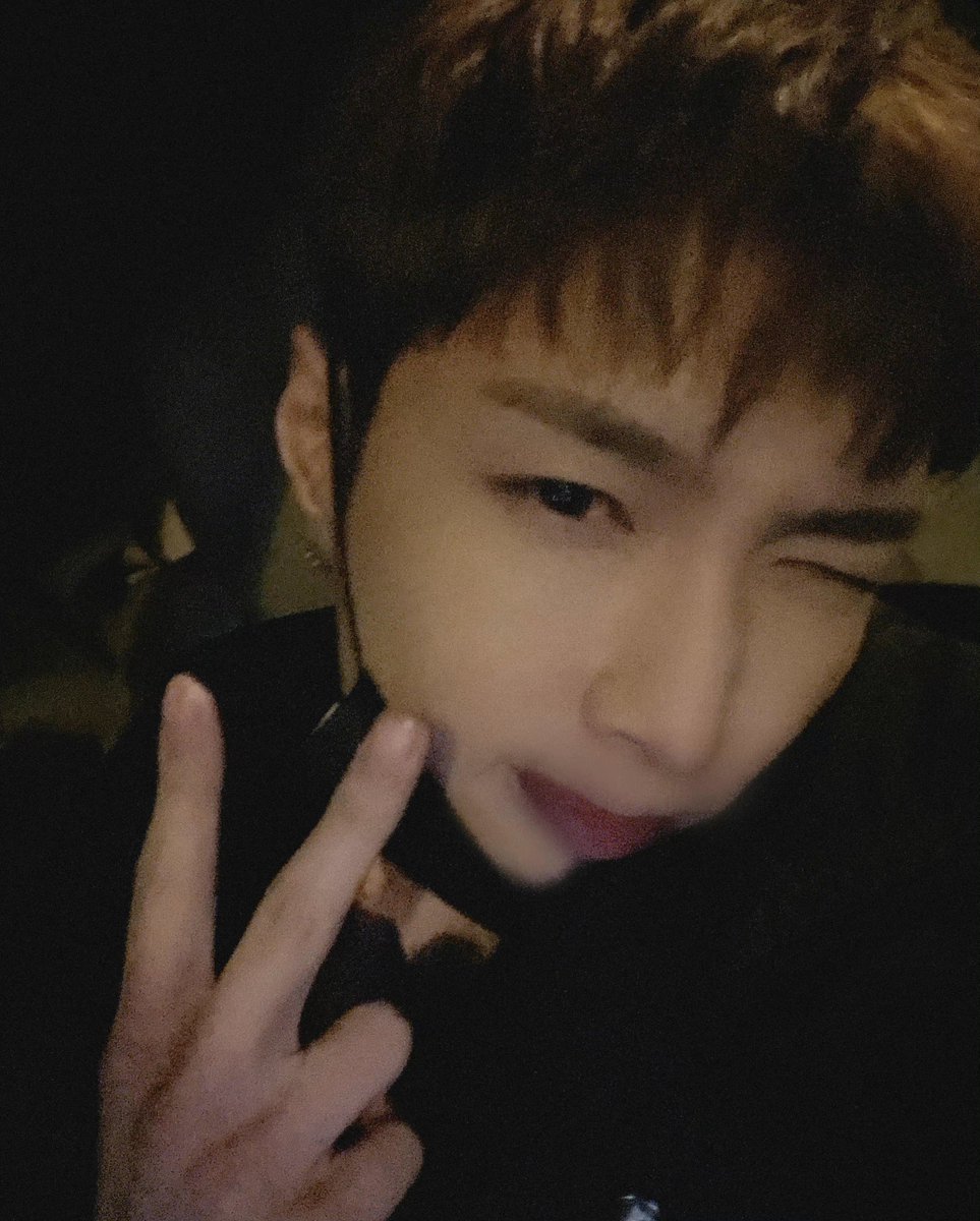laythailand_'s tweet photo. [!]230117 @lay_studio weibo

ก่อนที่ BOSS จะกลายเป็น BOSS เขาเคยเป็นเด็กที่ล้มลุกคลุกคลานและยืนกรานจะไล่ตามความฝัน หลังจาก BOSS กลายเป็น BOSS เขากลายเป็นต้นไม้สูงตระหง่านที่แข็งแกร่งปกป้องแสงแดดให้กับทุกคน  11 ปี ยินดีต้อนรับ ปีใหม่เริ่มต้นใหม่

#11YearsWithLAY #LayZhangThailand https://t.co/pqRO2FFNJw