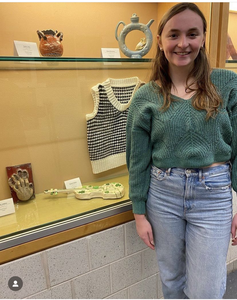 Jdalgety22's tweet photo. So proud of our Maggie. Showing off her ceramic Irish fiddle. Nice tribute to her ancestors and the gift of art. @KCongel #prouddad #Maggierocks https://t.co/KFjotYQEkE