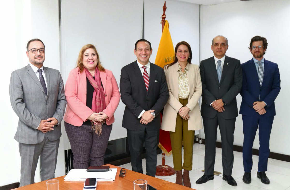 La ministra <a href="/vmaino/">Vianna Maino</a> y el titular del <a href="/CJudicaturaEc/">Consejo de la Judicatura</a>, @Xaviermunoz, participaron en las mesas de trabajo junto con representantes de notarios del país, para viabilizar la digitalización de trámites y uso de nuevas tecnologías, en beneficio de los ciudadanos.

#TransformamosVidas