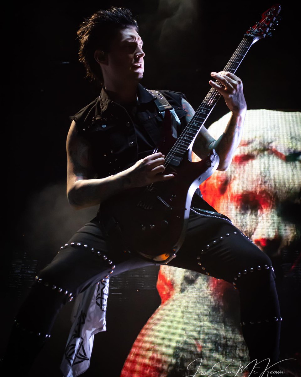 bvbfansworld's tweet photo. #Tb to @JakePittsBVB shredding on stage at The @pavilion Scranton, PA on the #TrinityofTerrorTour 09/09/2022! 

📷: @JessEmMcKeown for @EmsuMedia at: https://t.co/mjFaERdqp1 #BlackVeilBrides #JakePitts 🎸 ⚡ 🎶 https://t.co/0xblSFNLlp