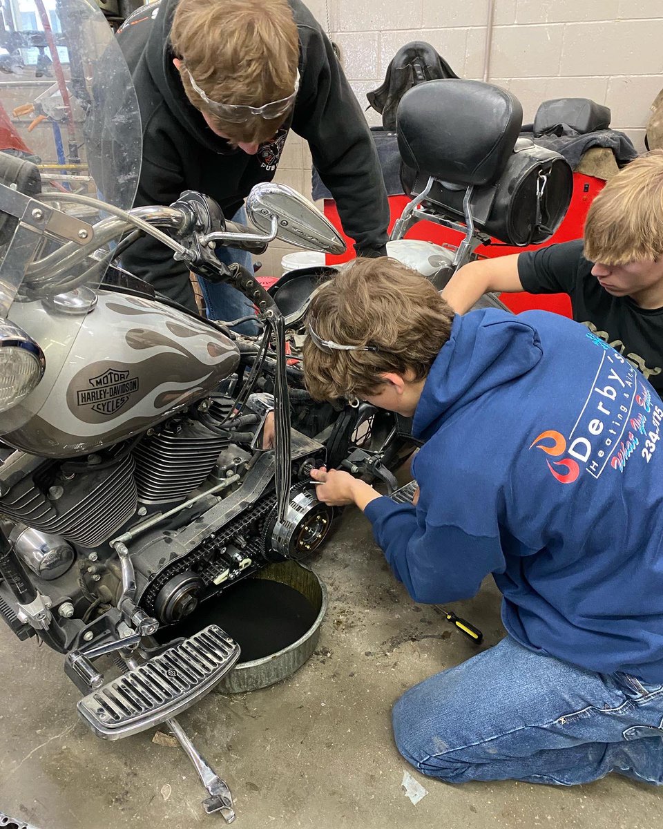 MrZweep's tweet photo. Great work Lions on all your hard work in the shop! Lots of variety of services and projects. #lpslions #pride_purple #cte #ne_sts #teachsts #necareered #shopclass #iloveps #nelovesps #itisagreatdaytobeashopteacher #cementcity https://t.co/gYAbY8qgmg