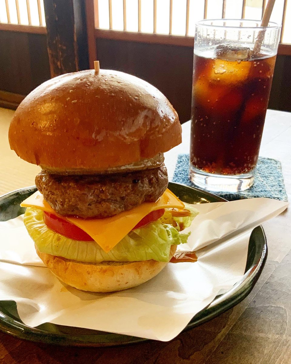 utsunomiya_suki's tweet photo. 🍓MIYAのとちぎグルメ🍴🍓
⭐️ C cafe&Zakka @長野県小布施町
ランチメニューより
⭐️ C ハンバーガー 1,400円 (10食限定)
(サラダバー付)
⭐️ コーラ 400円
※ ランチ+ドリンク注文で100円引き
#小布施 #ccafe #小布施ランチ https://t.co/QDb0w33651