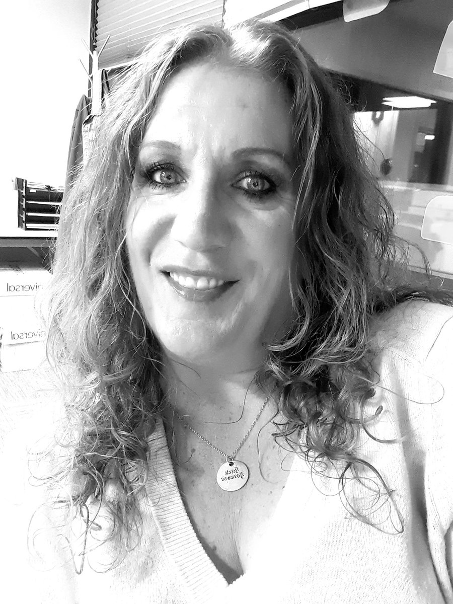 LauraPaparazzi's tweet photo. I'm asking for help. I really need to get to my new job. Anyone out there willing to help? https://t.co/ivStFRpj9X