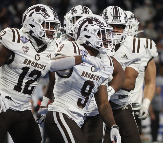 #AGTG Beyond blessed to receive a offer from Western Michigan University!
@CoachRodOden @BIGBOOK_WORK  @WMUCoachEspo 
@AllenTrieu @ChadSimmons_ @adamgorney @SWiltfong247
@TheD_Zone @Rivals_Clint
#BroncoBrotherhood