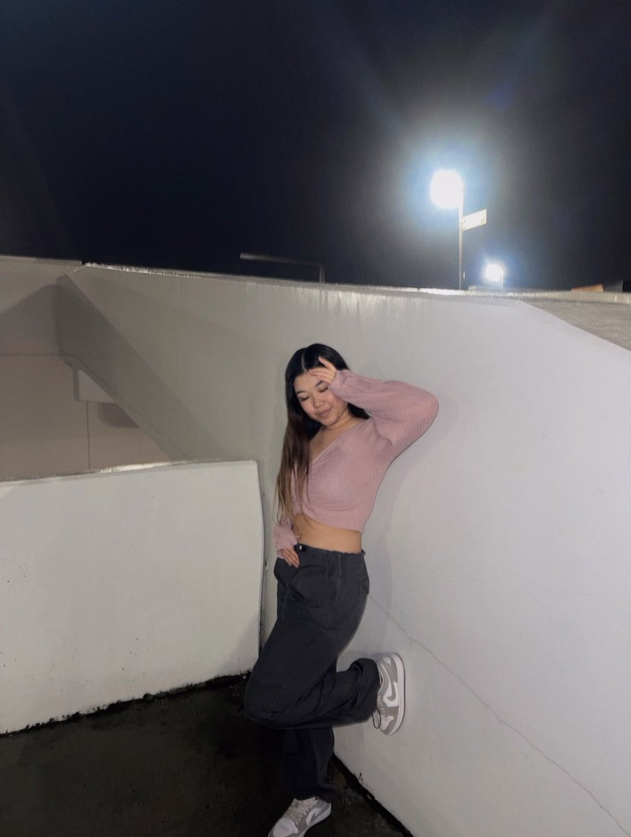 anniedinhh's tweet photo. i finally bought cargo pants 🤭 https://t.co/WQ8GCjMRka