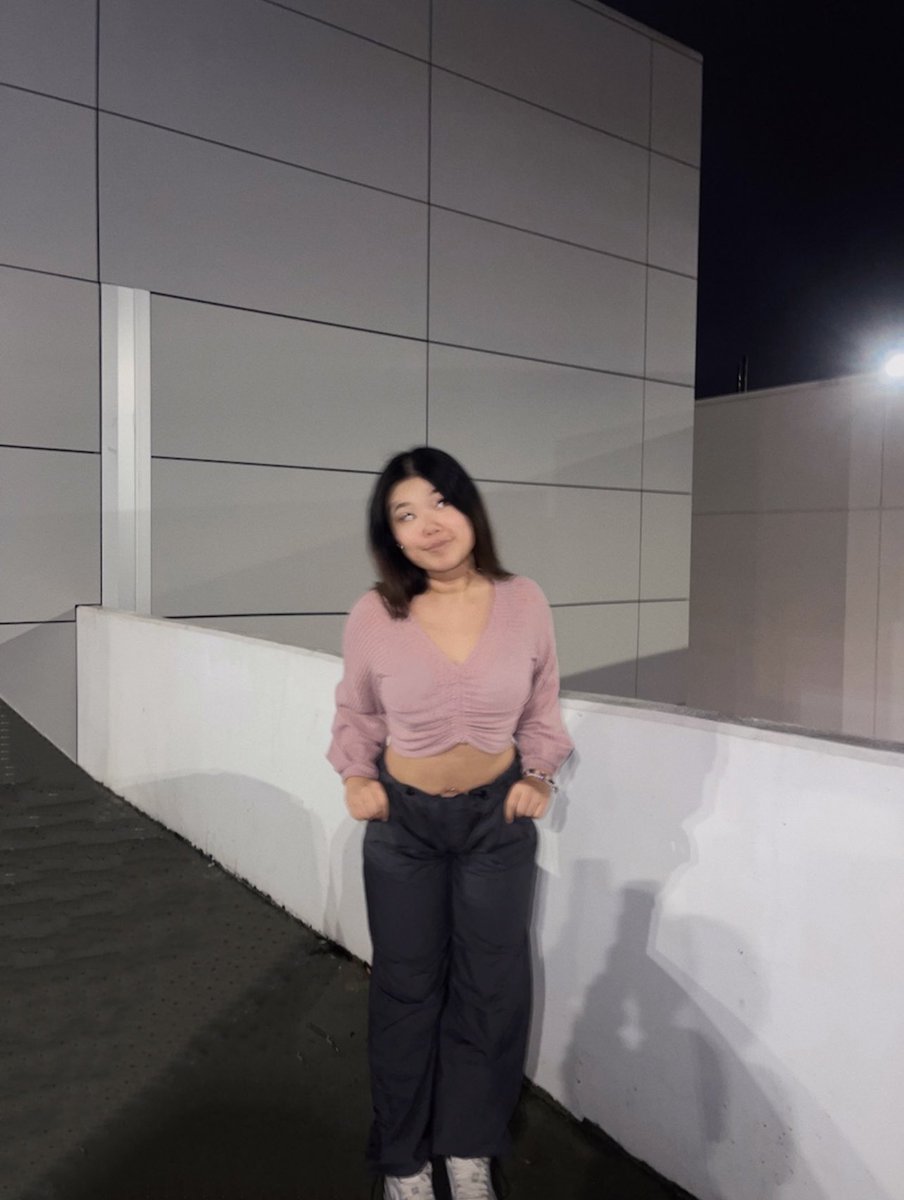 anniedinhh's tweet photo. i finally bought cargo pants 🤭 https://t.co/WQ8GCjMRka