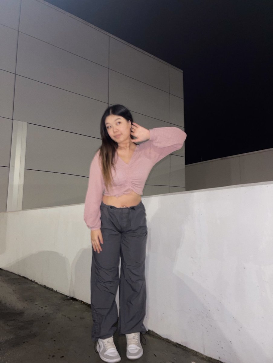anniedinhh's tweet photo. i finally bought cargo pants 🤭 https://t.co/WQ8GCjMRka