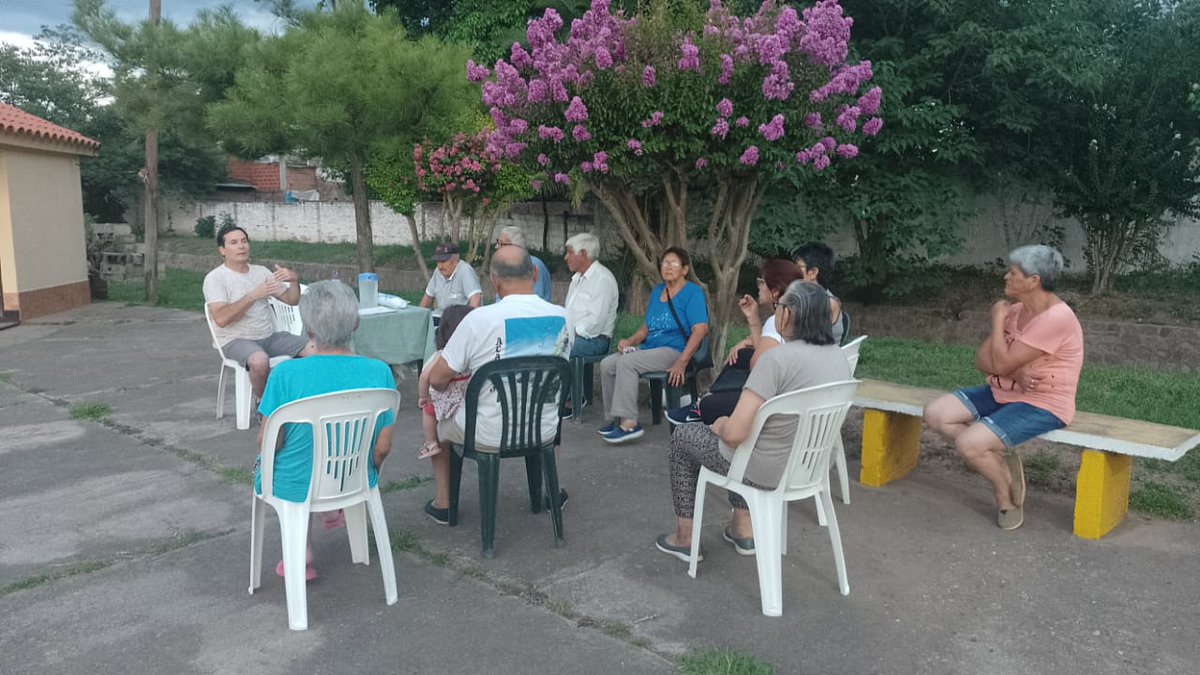 papin1970's tweet photo. Con vecinos del barrio San Cayetano diagramamos acciones de trabajo para levantar un salón en la Gruta. El esfuerzo conjunto, Estado Municipal y vecinos, nos permitirá alcanzar el objetivo. https://t.co/47lWuX3HM8