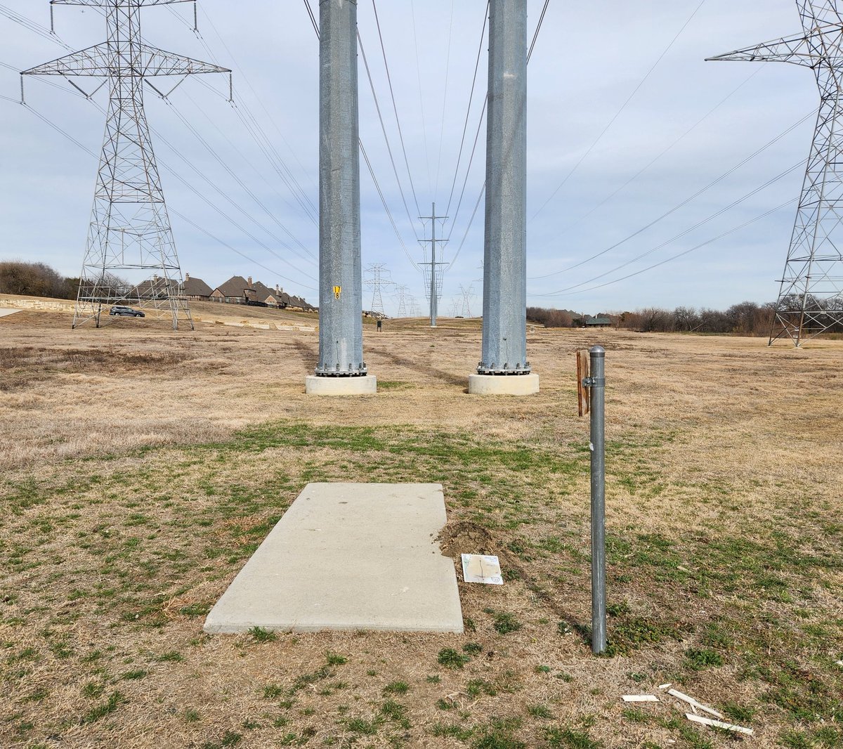 eclectic_lee's tweet photo. This is why we can't have nice things. This vandalized course in Castle Hills lies along a river's flood plain and beneath the buzz of electrical lines. It's wide open and boring, garnering it neglect instead of respect. 'Tis a shame. #discgolf #teepadtuesday https://t.co/dyg8lFr9tV
