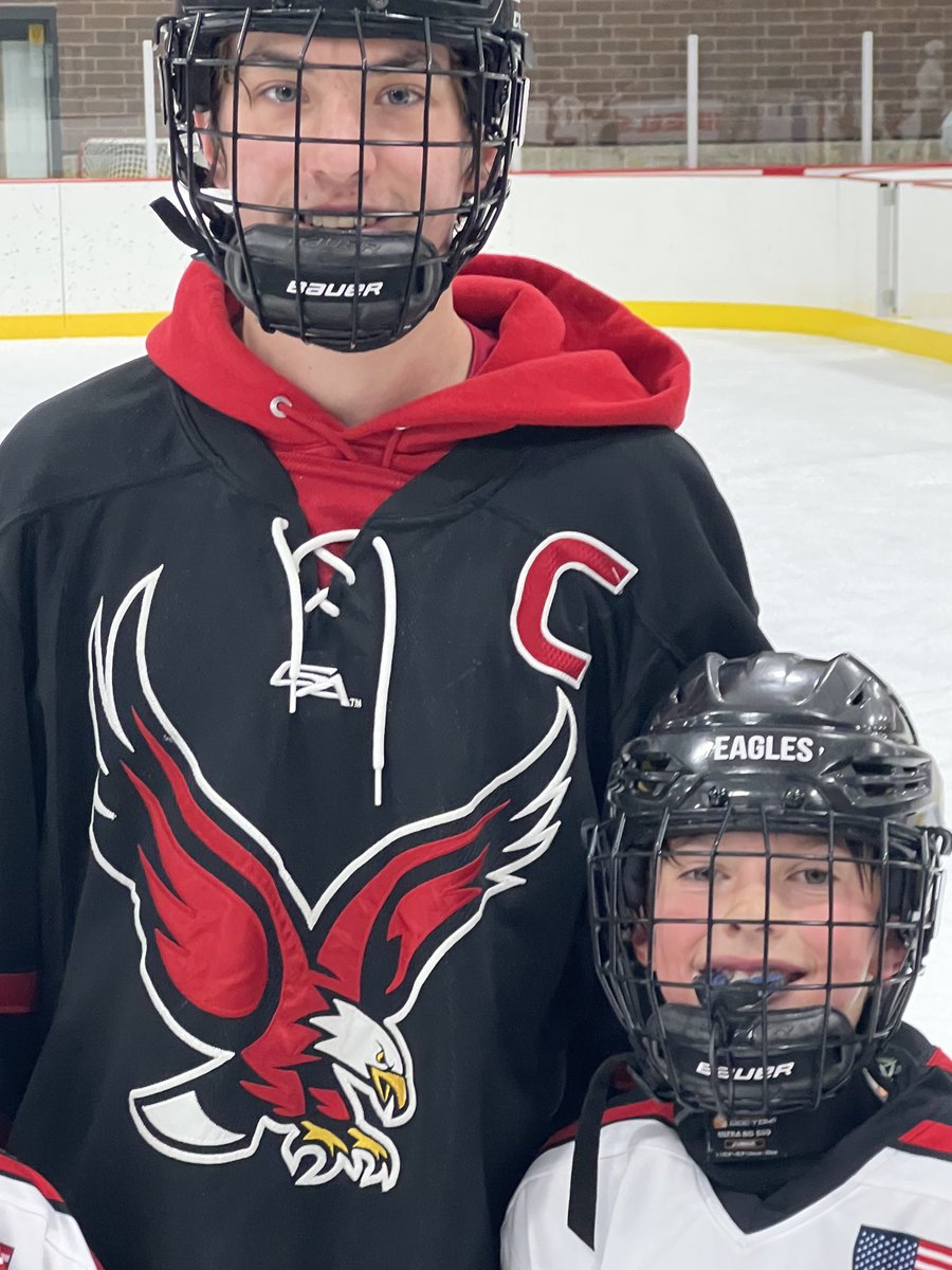 twigmaster's tweet image. Great day yesterday being part of EPHA Mite Day! It wasn’t that long ago our HS players were the Mites…so good for them to be on the other end and now inspiring the little guys.  ⁦@HockeyEPHA⁩ ⁦@epboyshockey⁩
