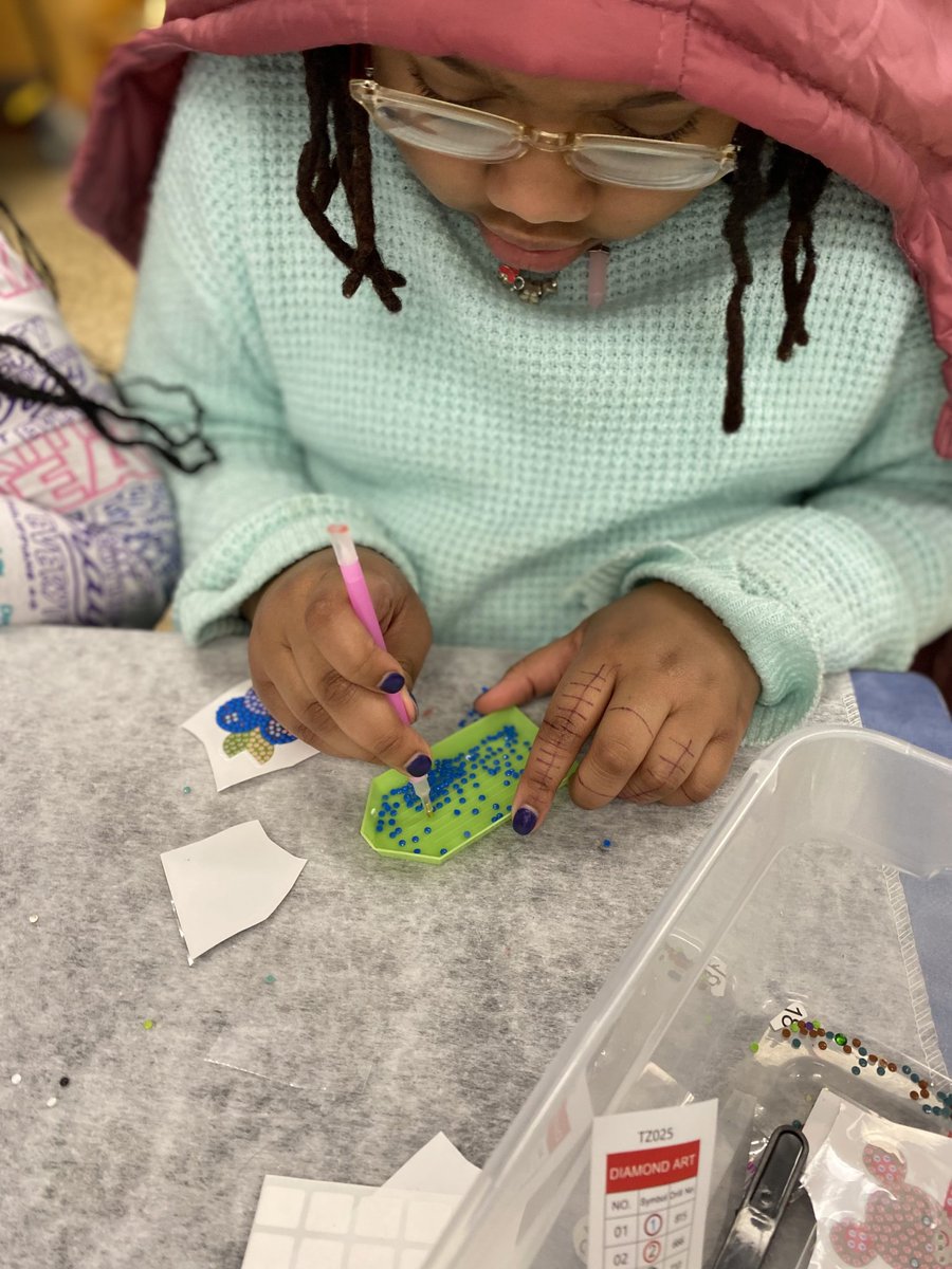 KidscareGCSD's tweet photo. Diamond art @Englishvillage2! If you haven't tried it yet, you have to get some. Very relaxing and rewarding! #finemotorwork #superfocused 💎💗💎 https://t.co/0MSylHjAlj