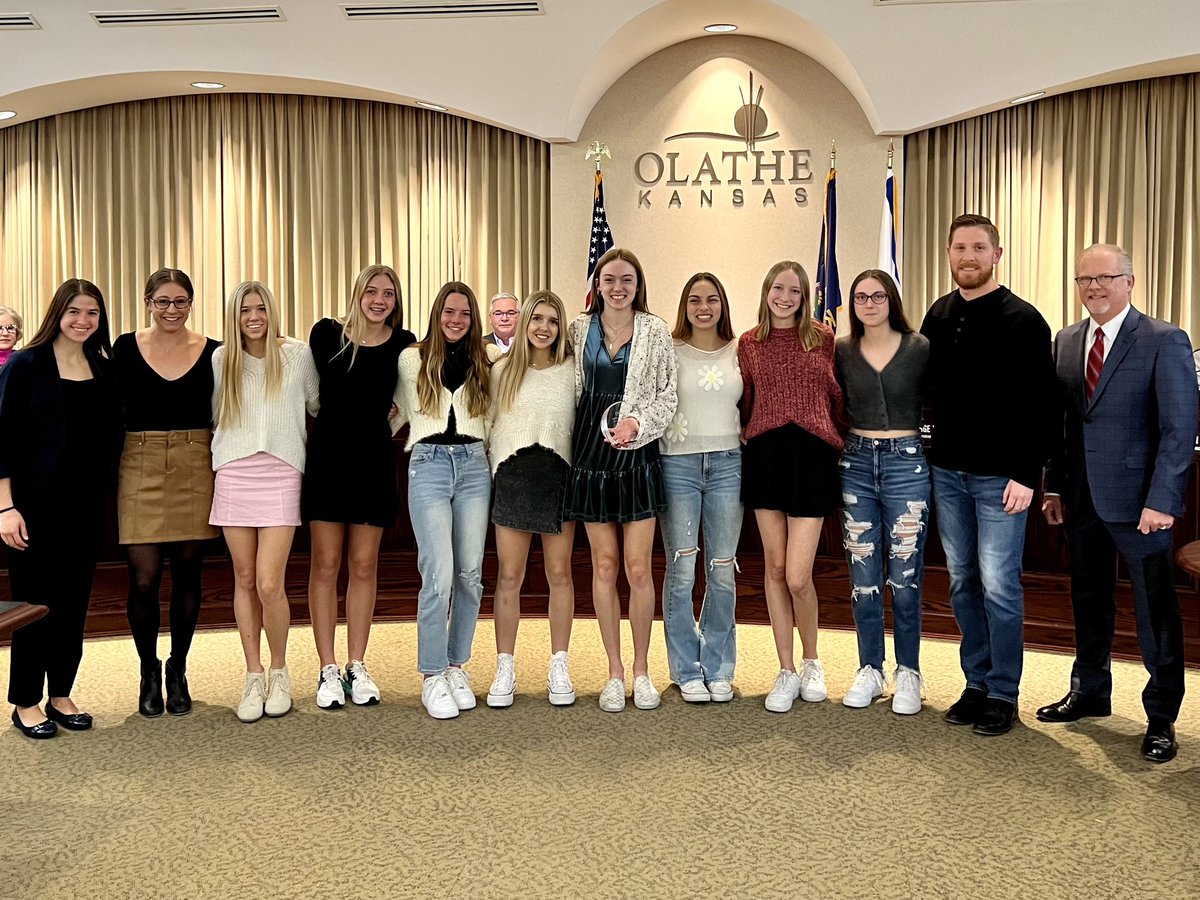 ADButlerOW's tweet photo. Thank you @CityofOlatheKS for recognizing our fall sports state champs Alexis Purdy of @OlatheGym2022 and @owlxc!  @OWNovacekOWLS https://t.co/jtquA15GvS