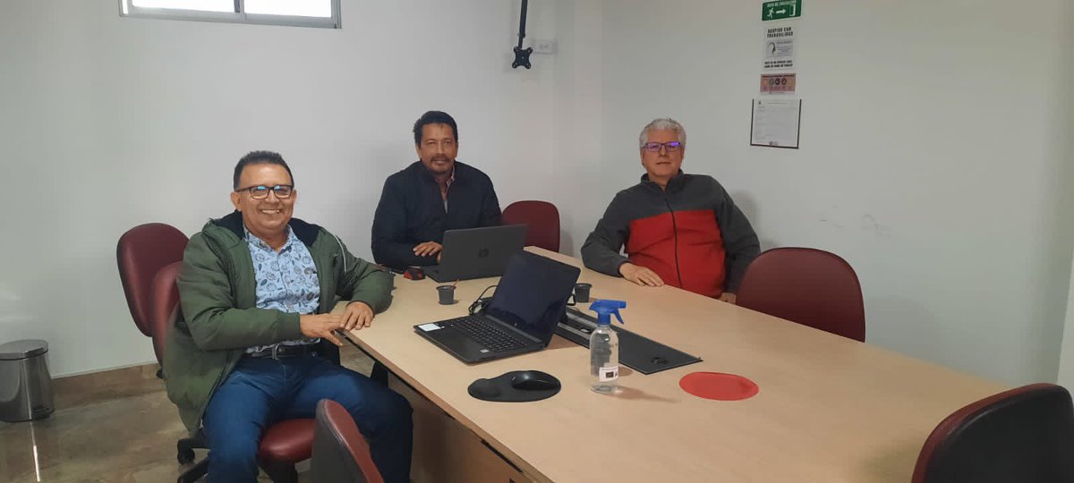 sintraelecolcor's tweet photo. Estuvimos en reunión con el experto en finanzas Carlos Olaya, analizando el poco valor económico del pliego de peticiones de Sintraelecol Subdirectiva Córdoba comparado con las enormes utilidades de @AfiniaGrupoEPM en los años 2021 y 2022. ¡Seguimos en pie de lucha! https://t.co/WZkuWiaccp
