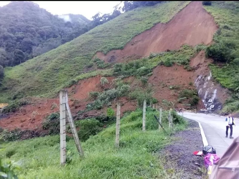 Yobanygf's tweet photo. Deslizamiento de tierra sobre suelos residuales bloquea la vía entre Risaralda y Chocó 🇨🇴
📸Cuerpo de bomberos de Pueblo Rico, Risaralda. https://t.co/kl9W7K9uQA