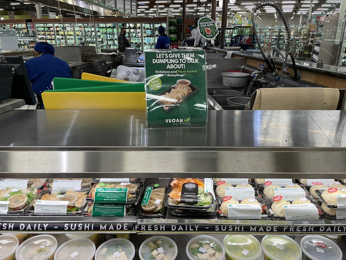 meatless_future's tweet photo. 夕方のサンセットを観ながら、ホールフーズで寿司コーナーをチェック🥟

プラントベースギョーザの品揃えがありましたー😆🙌🏻

#プラントベース
#餃子
#ギョーザ
#プラントベースギョーザ
#ホールフーズ
#ヴィーガン餃子
#ヴィーガン https://t.co/ryXJ8oXX3Y
