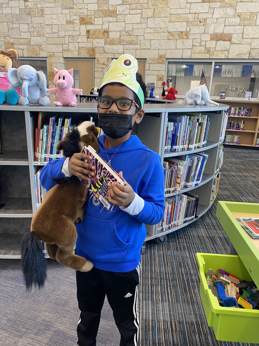We love library days!  Thank you ⁦<a href="/BES_librarykaty/">Sarah Durst</a>⁩ for engaging lessons and fun centers 🫶❤️