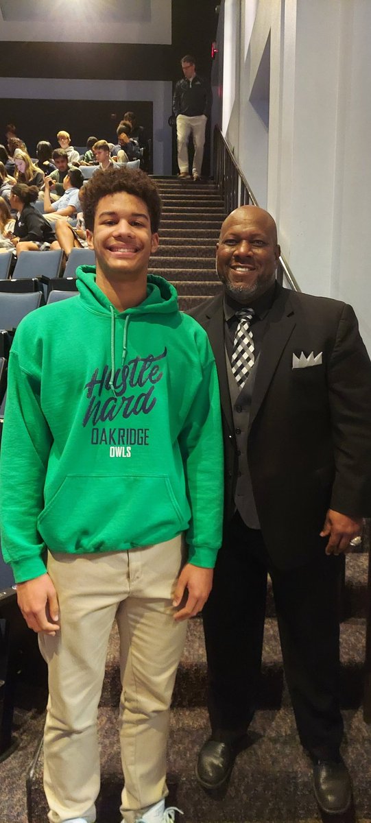 gotyourback300's tweet photo. "You're the dreamer of the future"... Dream Big Miles &amp; Make Big Things Happen.  #mlkjr Thanks for speaking to all the Oakridge students today @mdsatt @oakridgeowls https://t.co/woB3ORcMiQ