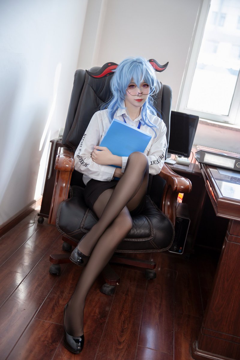404_024's tweet photo. 我来重新营业了，有这样的秘书还回家么？#cosplay #甘雨 #原神 #原神cos #男娘 https://t.co/TRQpyNgxrm