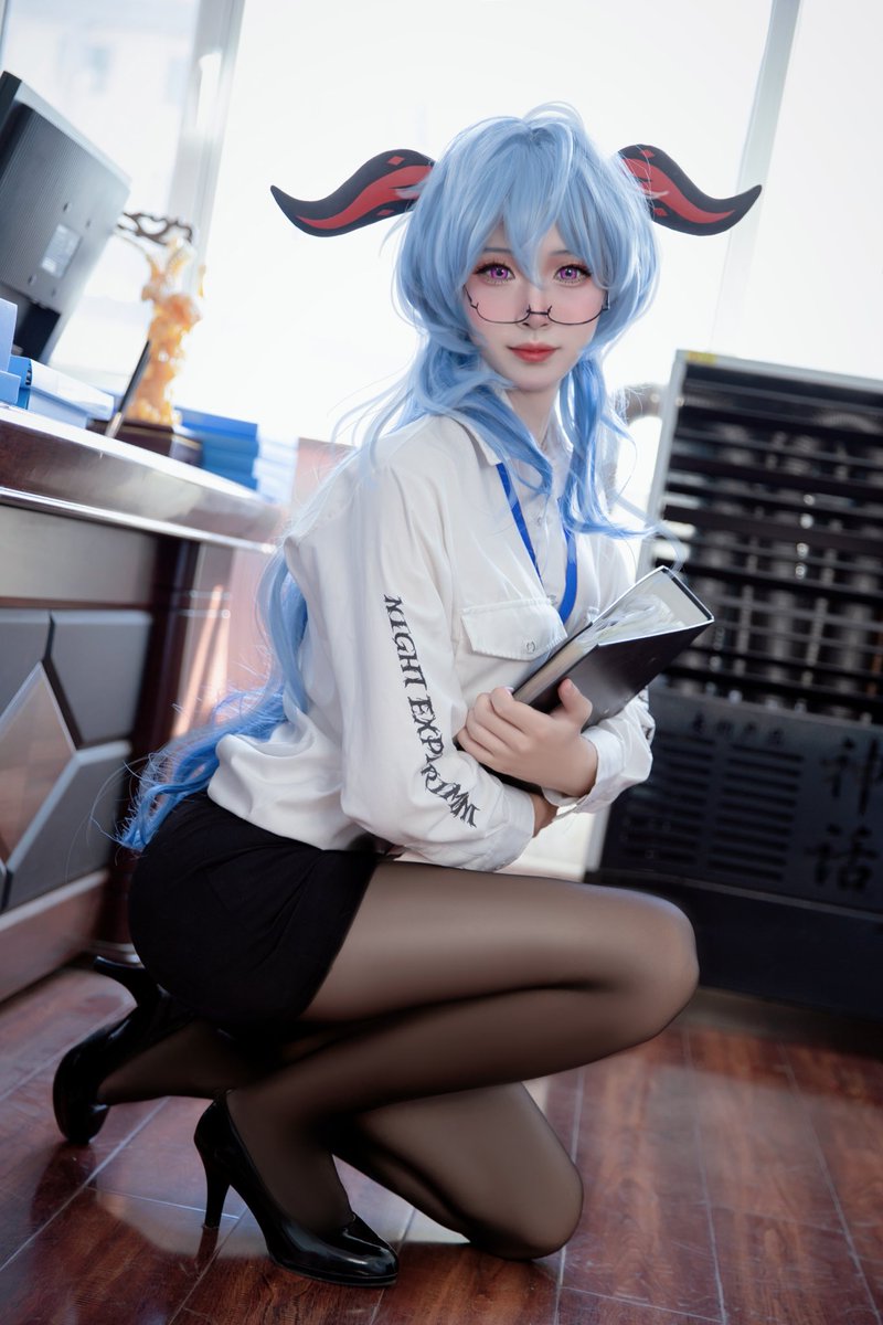 404_024's tweet photo. 我来重新营业了，有这样的秘书还回家么？#cosplay #甘雨 #原神 #原神cos #男娘 https://t.co/TRQpyNgxrm