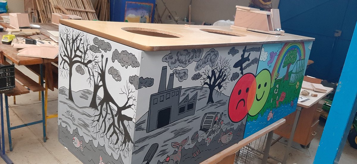 Meuble de tri magnifique, nichoirs, mangeoires...
De l'art 
De la construction 
De super compétences développées  au <a href="/Clge_Corneille/">Collège.Corneille</a> 
À montrer aux parents ! 
Dessinez, construisez avec les enfants. Ils savent maintenant utiliser scie, visseuse, perceuse, scie cloche...