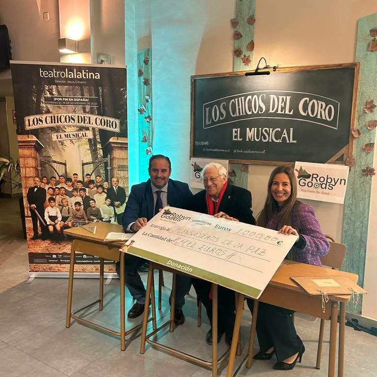 📣 Primer donativo a MENSAJEROS DE LA PAZ- Padre Ángel para causas sociales de la mano de <a href="/robyngoodscom/">RobynGoods</a> empresa solidaria por la que la productora <a href="/LosChicosdelCo/">Los Chicos del Coro -El Musical</a> apostó para la venta del merchandising. 
Gracias a todos los espectadores que contribuís cada día en cada función💚